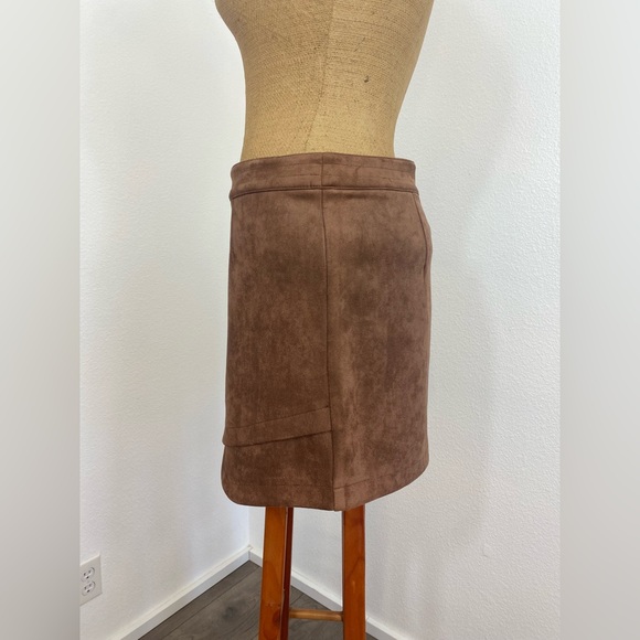 BB Dakota X Steve Madden Arizona Faux Suede Mini Skirt Size 10 Camel Shark Hem - Picture 10 of 13